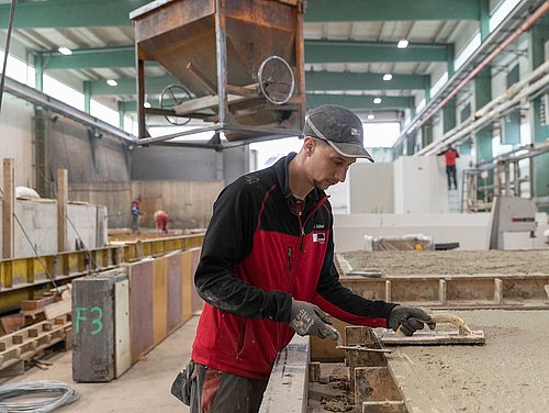 Mitarbeiter im Fertigteilwerk