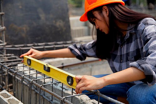 Frau bei der Arbeit im Stahlbeton-Fertigteilwerk