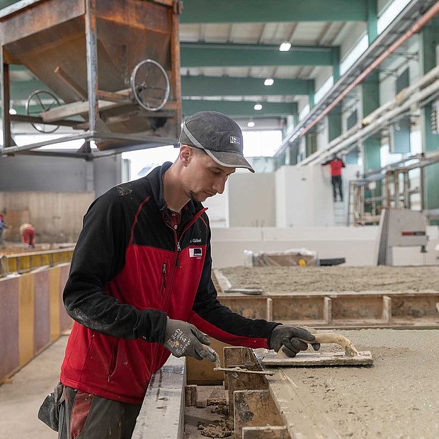 Mitarbeiter im Fertigteilwerk