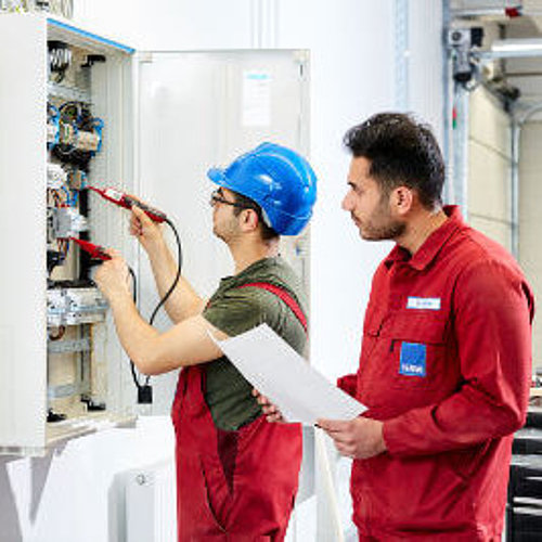 Auszubildender zum Elektroniker