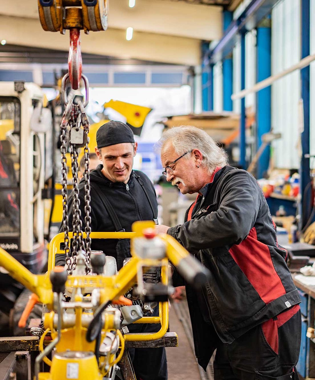 Zwei Mitarbeiter in der Werkstatt bei der Arbeit