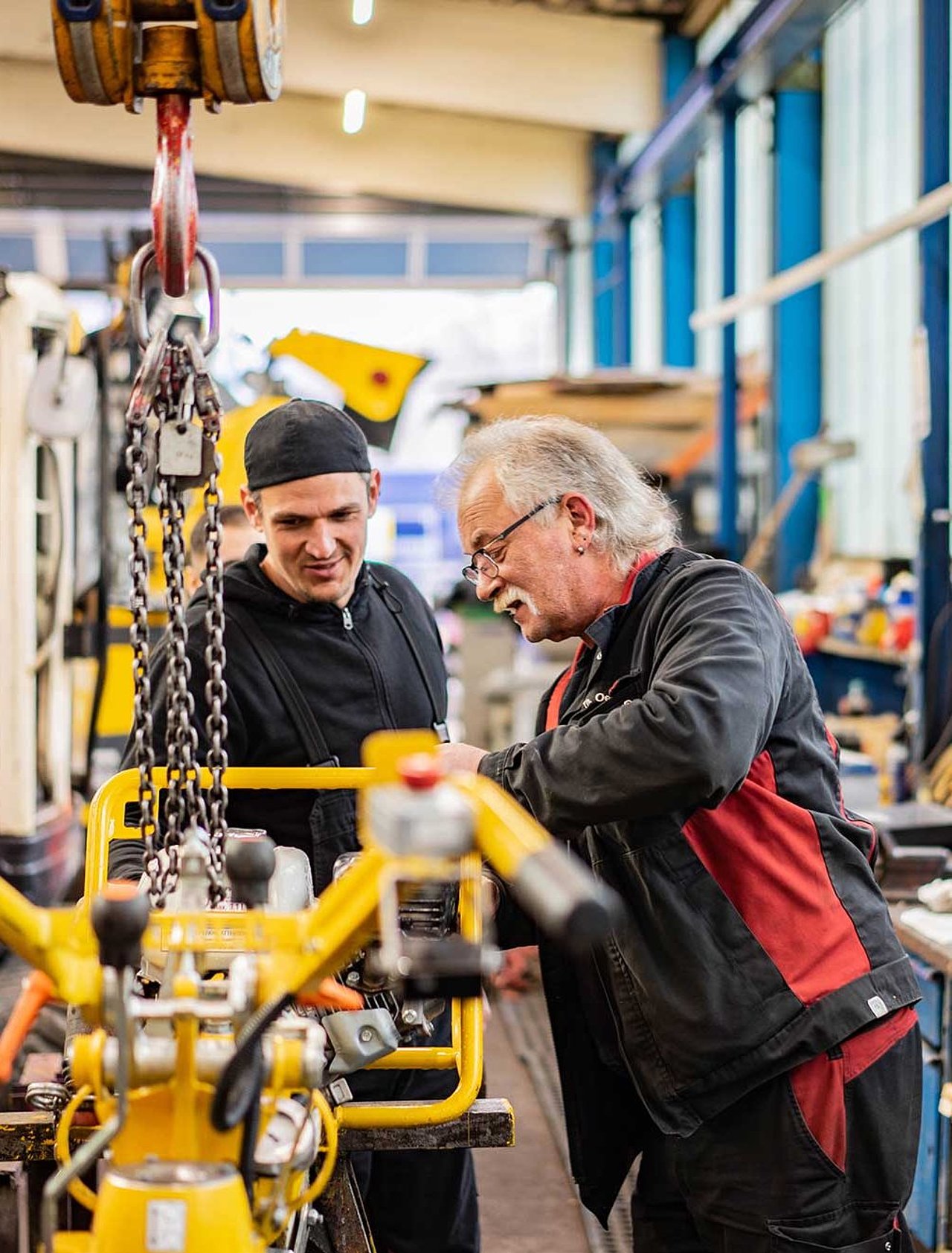 Zwei Mitarbeiter in der Werkstatt bei der Arbeit