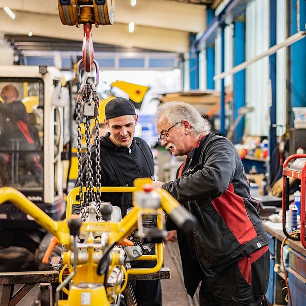 Zwei Mitarbeiter in der Werkstatt bei der Arbeit