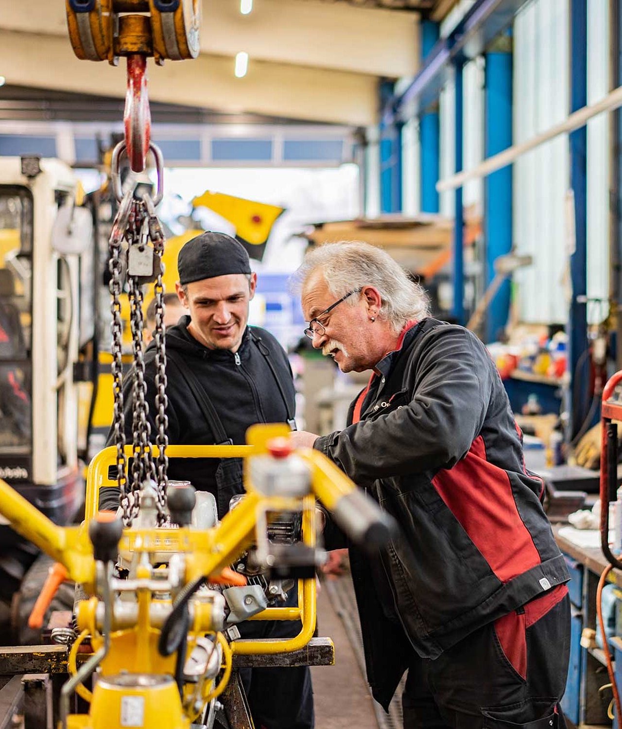 Zwei Mitarbeiter in der Werkstatt bei der Arbeit