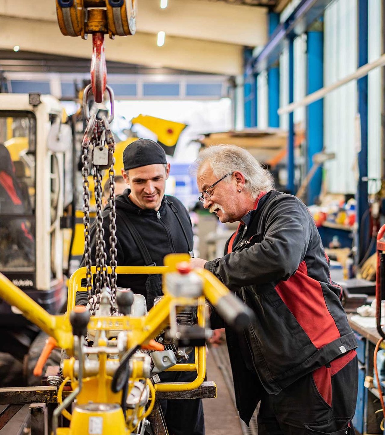 Zwei Mitarbeiter in der Werkstatt bei der Arbeit