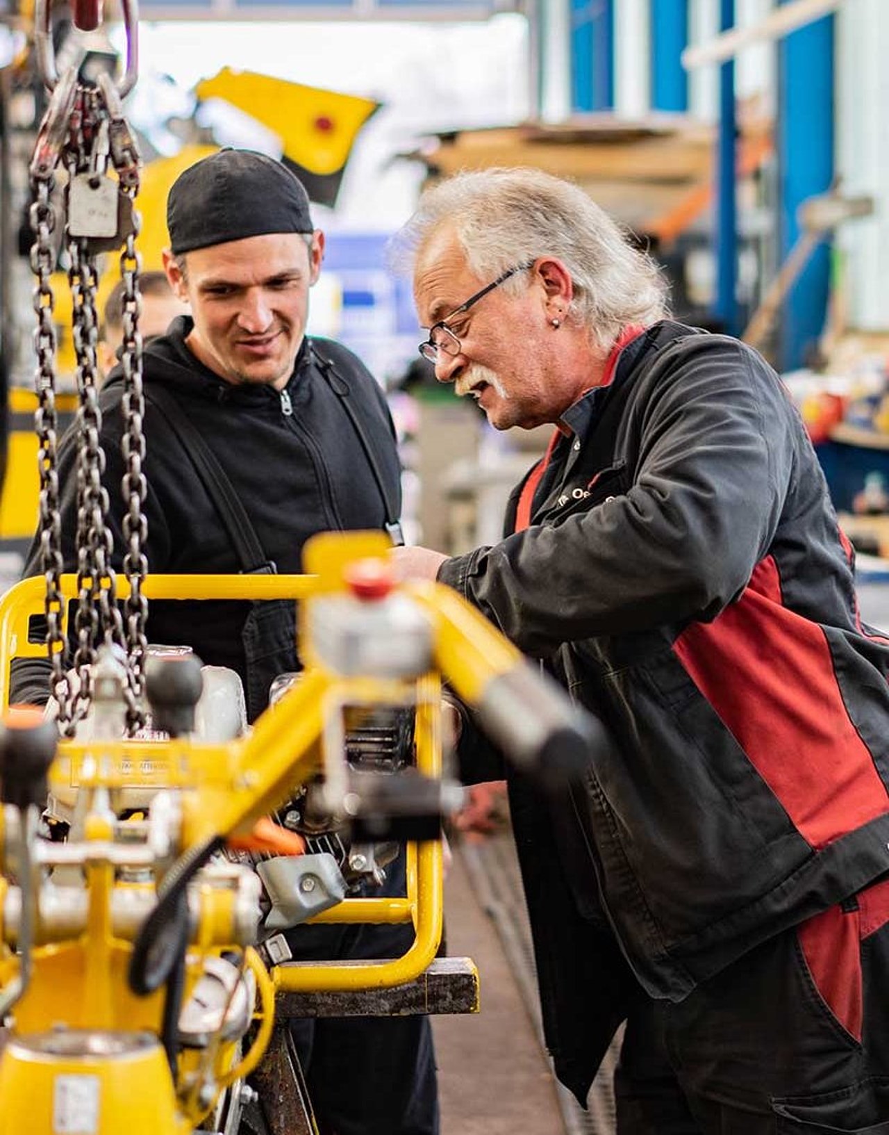 Zwei Mitarbeiter in der Werkstatt bei der Arbeit